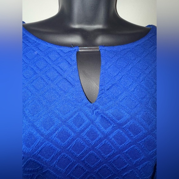 Dana Buchman Royal Blue Textured Keyhole Tunic Blouse Size M High Low Office - Picture 9 of 11